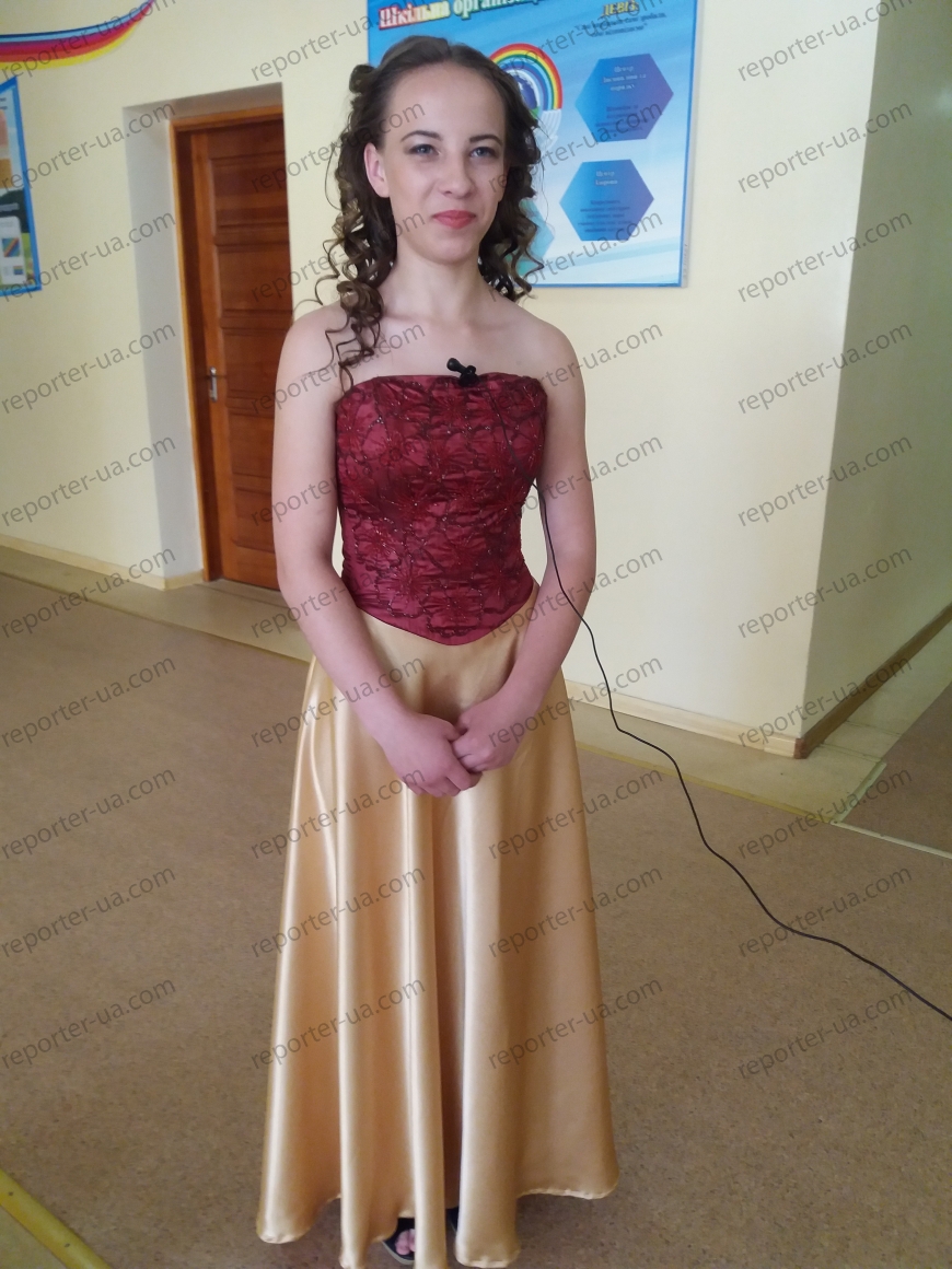 Упитанные петербургские выпускницы соревнуются за лучшее платье