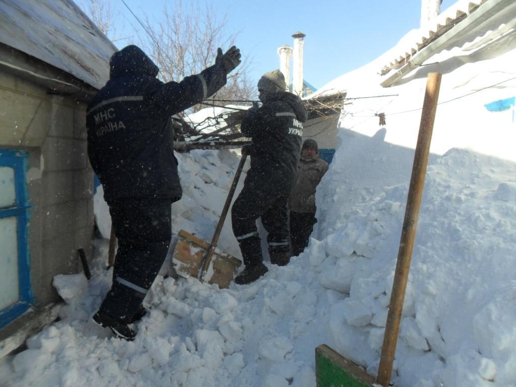 Бердянские пенсионеры не могли выйти из дома: двери и окна полностью замело  снегом | Репортер UA